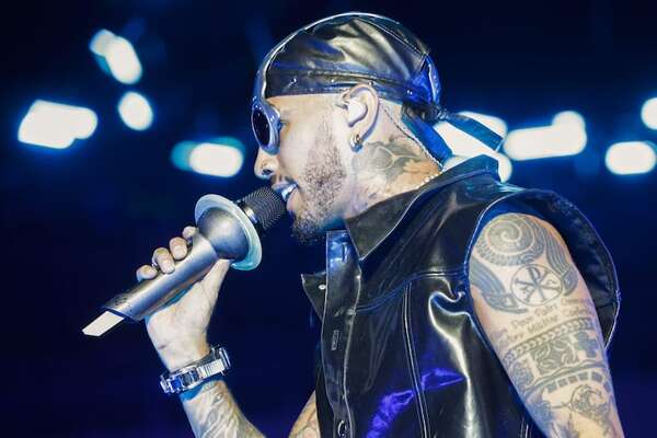 Rauw Alejandro lanza el video musical “Besito en la Frente” grabado con el iPhone 17 Pro - Música - ABC Color