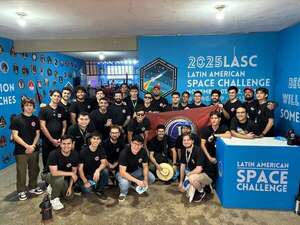 Video: estudiantes de FIUNA representaron al país en competencia internacional y así fueron los lanzamientos de cohetes   - Ciencia - ABC Color