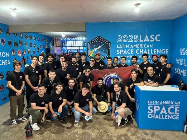 Video: estudiantes de FIUNA representaron al país en competencia internacional y así fueron los lanzamientos de cohetes   - Ciencia - ABC Color