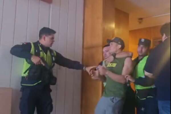 Video: polémica por procedimiento policial en un edificio de Asunción - Policiales - ABC Color