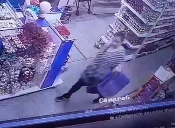 Video: imputan a una mujer por robo de shampoo y otras mercaderías de un supermercado - Policiales - ABC Color