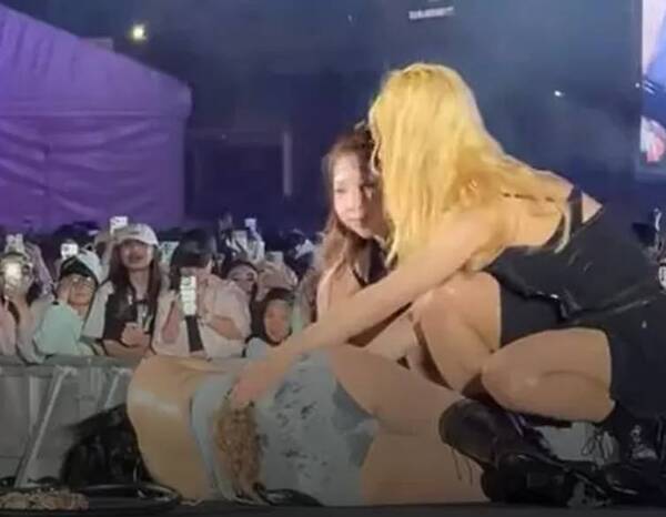 [VIDEO] ¡Chiplé! Cantante se desmaya en pleno escenario