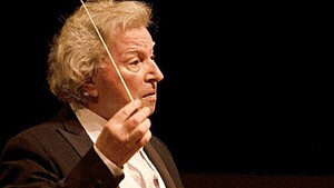 Luis Szarán recibe condecoración por aportar a la cultura