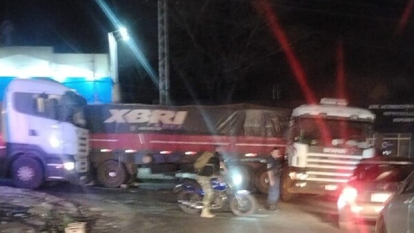 Camión sufre desperfecto mecánico y genera un caos vehicular sobre Acceso Sur