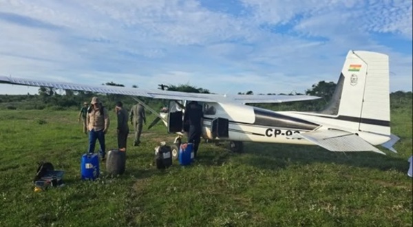 Tucano intercepta avioneta boliviana en Concepción: ocupantes huyen en vehículos durante operativo