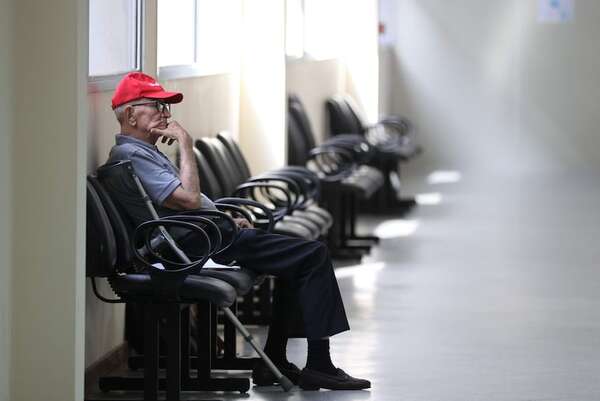 Excomisario niega torturas en sede policial durante la dictadura estronista - Política - ABC Color
