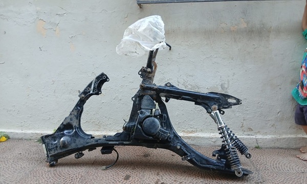 Le robó su amigo y tras tres meses de búsqueda, halló el chasis de su moto en un pozo - OviedoPress