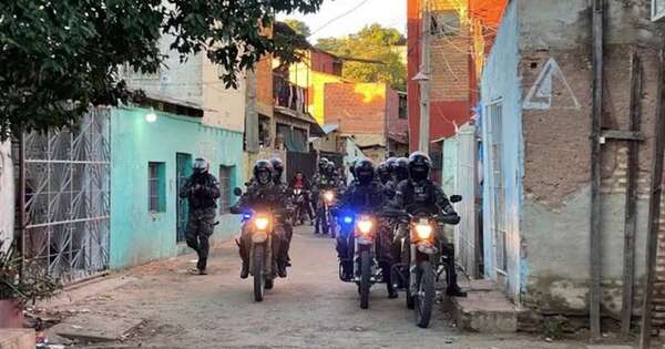 La Nación / Policías fueron recibidos a balazos durante una incursión en la Chacarita
