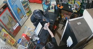 Ladrón usa una bolsa en la cabeza para asaltar con machete una bodega