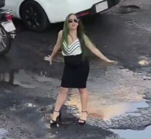 Se hizo viral bailando en medio de baches de J. A. Saldívar y arreglaron avenida - Nacionales - ABC Color