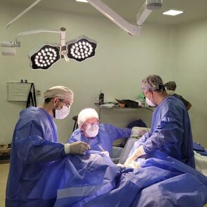 Clínicas prepara jornadas gratuitas de cirugía de hernia inguinal - trece