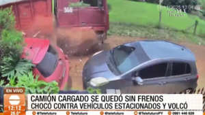 Camión quedó sin frenos, chocó contra vehículos estacionados y volcó