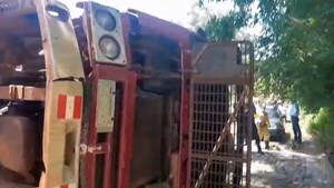 Camión sufre falla de frenos y provoca aparatoso accidente en Hohenau