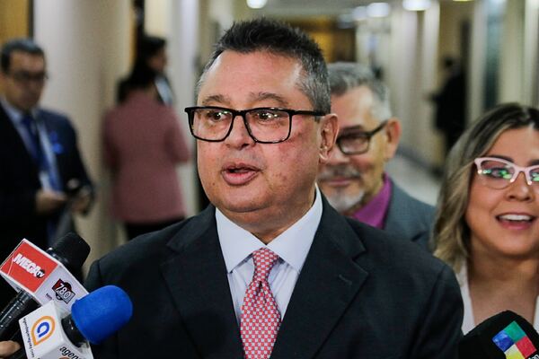 Delegación paraguaya viaja a EEUU con Gustavo Leite