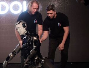 Mal debut de robot ruso: ¡se cayó en su presentación!
