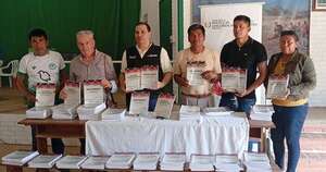 La Nación / Ayoreos reciben diccionario y apuntes de la gramática bilingüe en el Chaco paraguayo