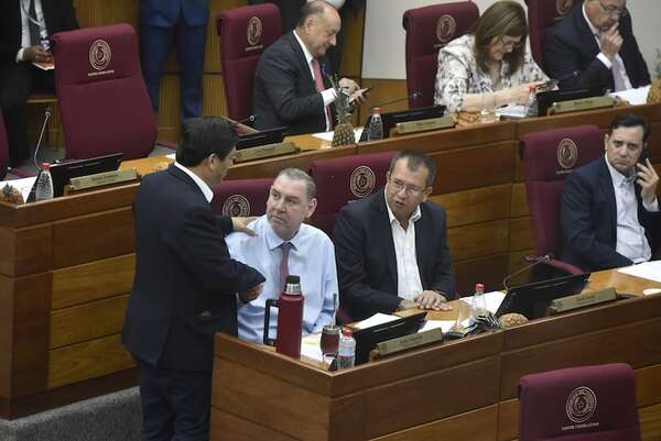 Opositores celebran voto contra la prebenda y cartistas anuncian revancha municipal   - Política - ABC Color