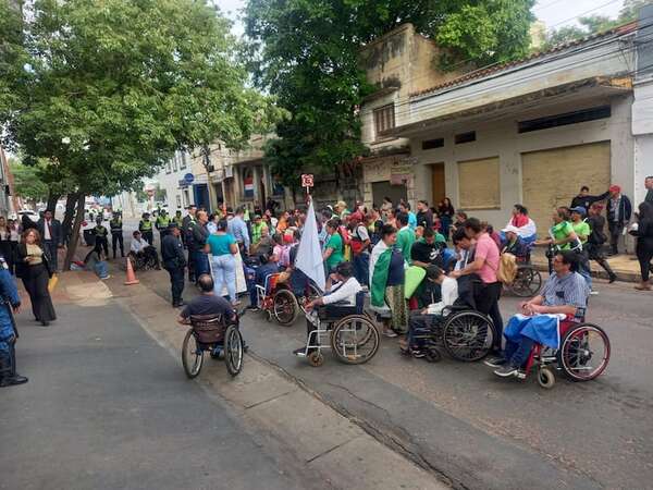 Medio año después de ningunearlas, cartistas “se acuerdan” de personas con discapacidad   - Política - ABC Color