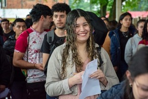 Más de 590 estudiantes de Misiones reciben de la EBY segundo desembolso por becas universitarias - ADN Digital