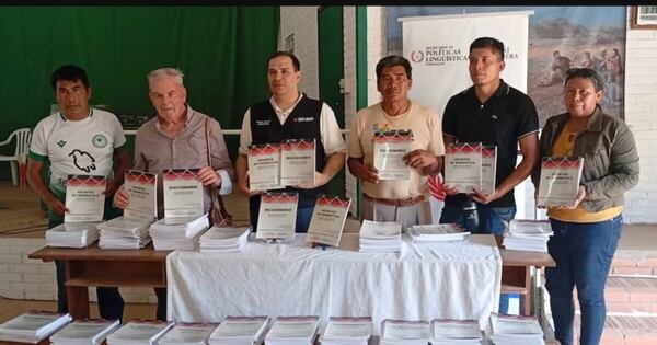 La Nación / Ayoreos reciben diccionario bilingüe para las escuelas