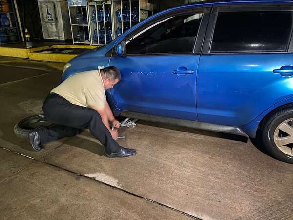 Trampa en la ruta: bache oculto por agua revienta cubiertas en Mariano Roque Alonso - Nacionales - ABC Color