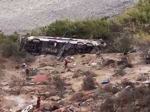 Tragedia en Perú: al menos 37 fallecidos tras choque y caída de un bus a precipicio