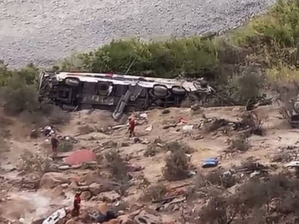 Tragedia en Perú: al menos 37 fallecidos tras choque y caída de un bus a precipicio