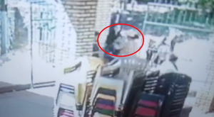 Mujer denuncia que su hijo fue agredido por la madre de su compañero - trece