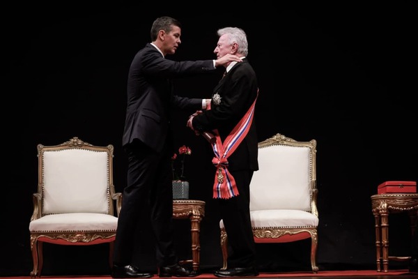 Popular / ¡Ejecutivo condecoró a Luis Szarán!