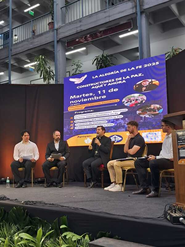 El Nuncio apostólico responde a preguntas de jóvenes estudiantes - Portal Digital Cáritas Universidad Católica