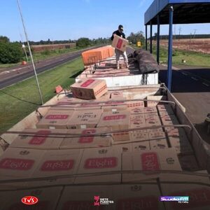 BRASIL: DECOMISAN GRAN CARGAMENTO DE CIGARRILLOS PARAGUAYOS Y DETIENEN A CONDUCTOR QUE INTENTÓ HUIR - «TVS DIGITAL»