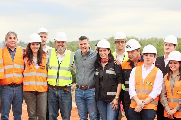 Santiago Peña verificó avance de obras en la ruta D025 en Luque - trece