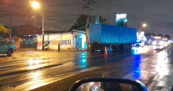 Diario HOY | Camión choca contra semáforo y poste de hormigón en Ñemby