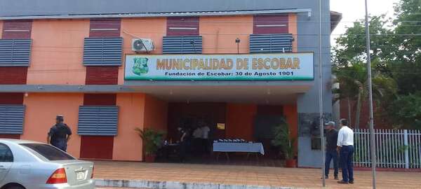 Funcionarios y concejales de Escobar denuncian atraso en el pago de salarios - Nacionales - ABC Color