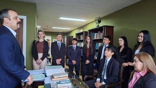 Estudiantes de Derecho de la UNI visitaron el Palacio de Justicia de Asunción