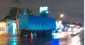 La Nación / Camionero tumbó semáforo y columna para evitar chocar contra un motociclista