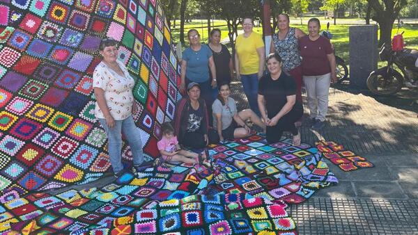 Mujeres de Villa Florida trabajan en un árbol gigante de Navidad de crochet