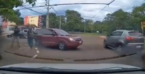 Trabajador frustra asalto en CDE con una maniobra de película; aceleró en reversa con su auto para escapar de delincuentes armados