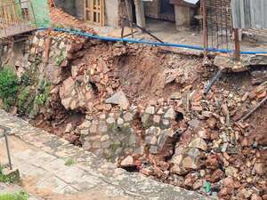 Cayó parte de muro de contención en barrio Obrero - Nacionales - ABC Color