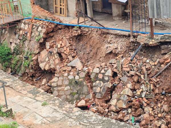 Cayó parte de muro de contención en barrio Obrero - Nacionales - ABC Color