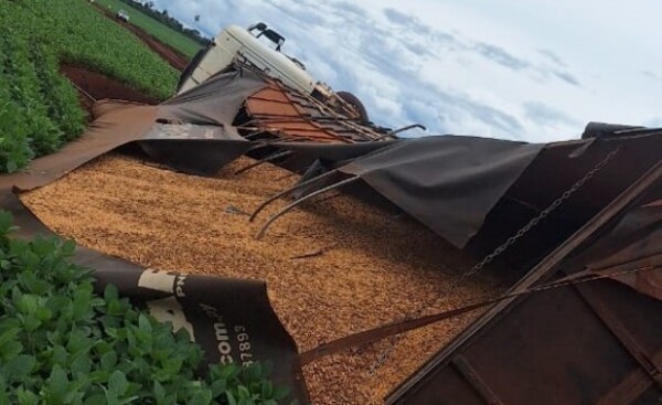 Camión cargado con soja vuelca en Minga Porã 