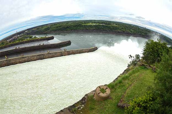 Itaipú reabrió las compuertas del vertedero por segunda vez y cautivó a los visitantes | DIARIO PRIMERA PLANA