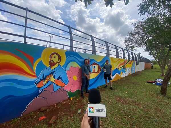 Jóvenes artistas llenan de color y orgullo la playa Pacú Cuá de Encarnación