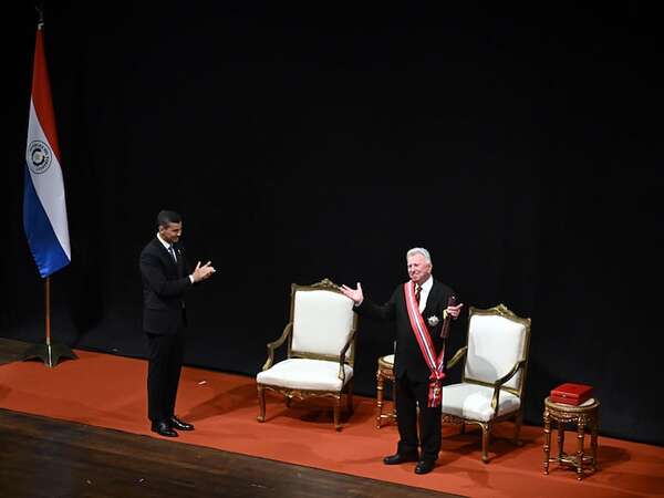 Luis Szarán recibe la Orden Nacional del Mérito en su “segunda casa” - Música - ABC Color
