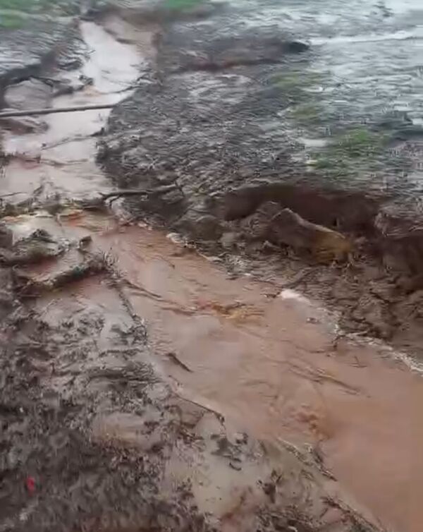 Lluvias dejan intransitable el camino rural en Roberto L. Petit - Concepción al Día