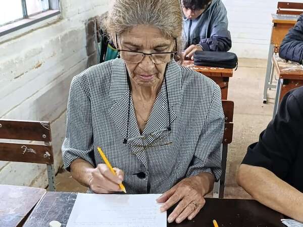 Doña Alejandrina, la mujer de 68 años que decidió terminar la primaria - Nacionales - ABC Color