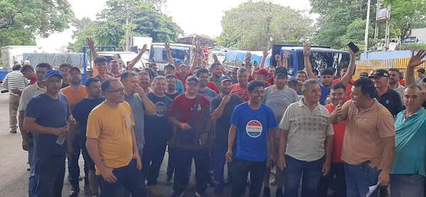 Fleteros bloquean la Aduana de Ciudad del Este ante riesgo de quedar fuera del transporte internacional  - ABC en el Este - ABC Color