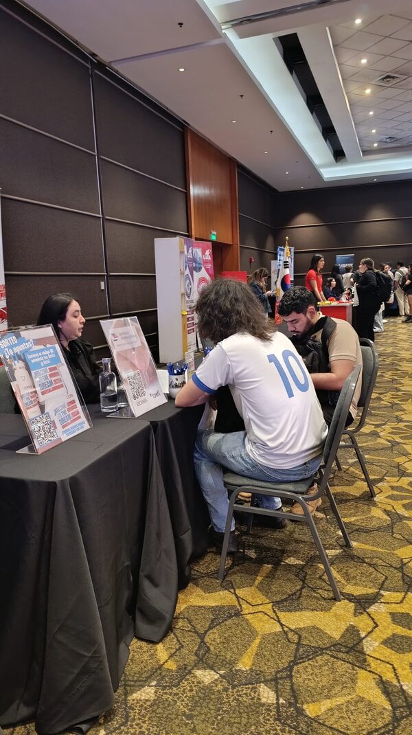 Más de 1.500 jóvenes exploraron oportunidades educativas en la IE Expo 2025 - MarketData