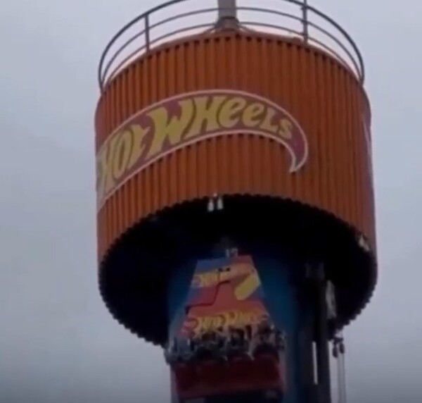Popular / (Video) "Ndetavyonde! ¡Avería en parque temático dejó a tres hermanos colgados a 100 metros!