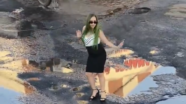 Video: Joven que consiguió que se tapen baches tras baile, intenta replicar cometido en Asunción